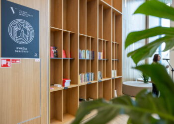 Kad laukimas nepabostų: naujame Vilniaus oro uosto terminale keliautojams skirta knygų lentyna