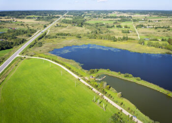 Bepiločių orlaivių skrydžiai virš karinių teritorijų ar aplink jas: ką būtina žinoti?