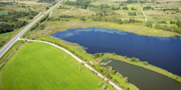 Bepiločių orlaivių skrydžiai virš karinių teritorijų ar aplink jas: ką būtina žinoti?
