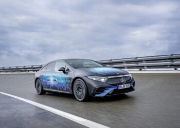 „Mercedes“ su F1 inžinieriais pradėjo baterijų bandymus: elektromobilis nuvažiuos per 1000 km