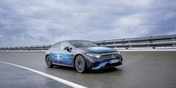 „Mercedes“ su F1 inžinieriais pradėjo baterijų bandymus: elektromobilis nuvažiuos per 1000 km