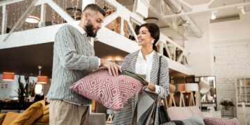 Baltijos šalių gyventojų finansiniai lūkesčiai: optimizmą dėl augsiančių atlyginimų skandina infliacijos banga