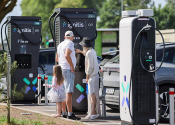 Palangoje atnaujinamos elektromobilių įkrovimo stotelės: įkrausite per 15–30 min.