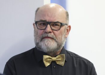 Vilniuje atidaryta stiklo menininko Remigijaus Kriuko paroda kalba apie prabangą būti kuo nori