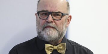 Vilniuje atidaryta stiklo menininko Remigijaus Kriuko paroda kalba apie prabangą būti kuo nori