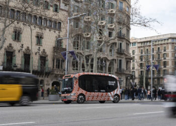 Realiomis sąlygomis išbandyti „Renault“ autonominiai mikroautobusai įkvėpia ateičiai