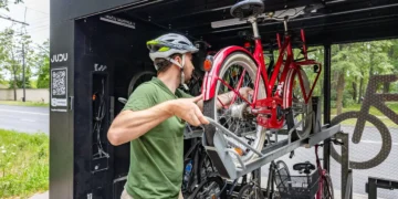 Vilniuje įrengs dar 90 dviračių saugyklų – gyventojai kviečiami siūlyti vietas