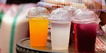 Nuo gegužės 1-osios maitinimo įstaigos nebedalins nemokamų plastikinių pakuočių