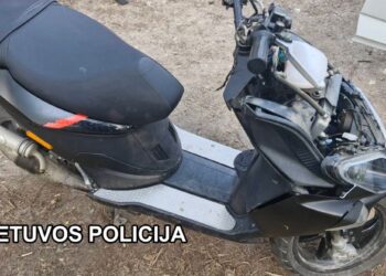 Vogtu motoroleriu be šalmo ir numerių keliavo penkiolikmetis