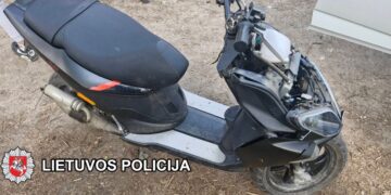 Vogtu motoroleriu be šalmo ir numerių keliavo penkiolikmetis