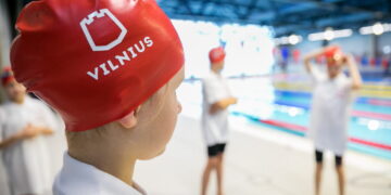 Sostinė siekia, kad visi miesto antrokai mokėtų plaukti