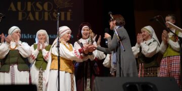 Trakų ansambliui „Radasta“ įteikta „Aukso paukštė“