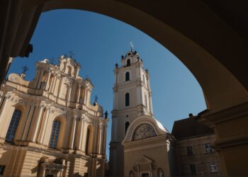 Sezonui lankytojams atsidaro Vilniaus universiteto varpinė