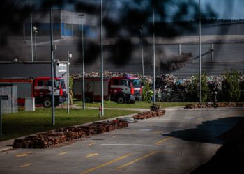 Atliekų perdirbimo gamykloje Vilniuje ugniagesiai dirbo visą naktį