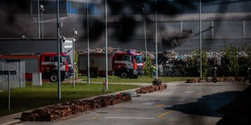 Atliekų perdirbimo gamykloje Vilniuje ugniagesiai dirbo visą naktį