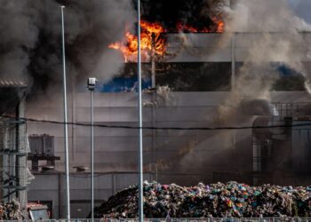 Atliekų perdirbimo gamykloje Vilniuje ugniagesiai dirbo visą naktį