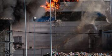 Atliekų perdirbimo gamykloje Vilniuje ugniagesiai dirbo visą naktį