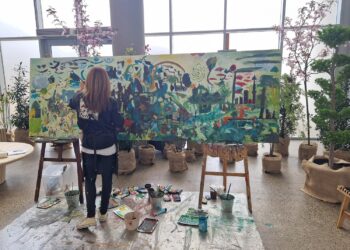 Ko gero, pasiektas rekordas: tapytoja Eglė Kurlianskaitė kartu su 56 bendraautoriais nutapė „Ateities miestą“