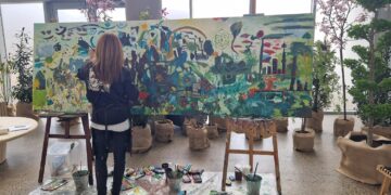 Ko gero, pasiektas rekordas: tapytoja Eglė Kurlianskaitė kartu su 56 bendraautoriais nutapė „Ateities miestą“