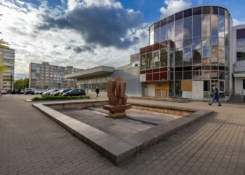 Karoliniškėse atgims legendinis fontanas su skulptūra „Pumpuras“ – žmonės pritarė jo atnaujinimui