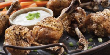 Nustebs net grilio karalius tėtis: taupus, bet pribloškiantis receptas – vištienos blauzdelių „ledinukai“