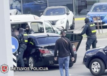 Policijos operacija Pilaitėje – sulaikytas jaunas vyras, platinęs narkotikus (video)