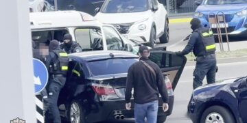 Policijos operacija Pilaitėje – sulaikytas jaunas vyras, platinęs narkotikus (video)