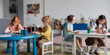 Kaip privati pradinė mokykla padeda vaikams geriau adaptuotis ir augti pasitikint savimi?