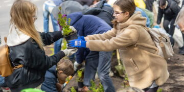 Rekordinė talka Fabijoniškėse – pasodinta apie 2,5 tūkst. krūmų