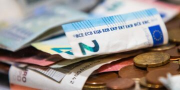 Pernai vidutinė alga „prieš mokesčius“ augo virš 10 proc.