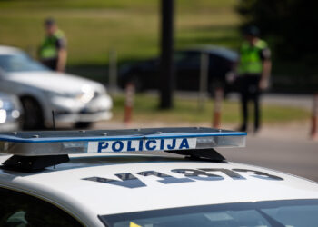 Šalčininkų rajone nuo kelio nulėkė neblaivaus vyro vairuojamas automobilis, sužeisti du žmonės