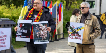 Antakalnio kapinėse minima Pergalės diena: nešamos gėlės, karių nuotraukos, dalijami prezervatyvai