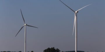 Elektros gamintojai dėl perteklinės žaliosios energijos ir krintančių kainų – priversti mažinti gamybos apimtis