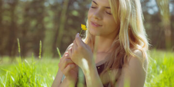 Net ir lietingą vasarą mūsų odai ir plaukams iššūkių nestinga: kaip reikėtų keisti grožio rutiną?