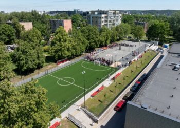 Atidarytas atnaujintas Šv. Kristoforo progimnazijos sporto aikštynas