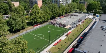 Atidarytas atnaujintas Šv. Kristoforo progimnazijos sporto aikštynas