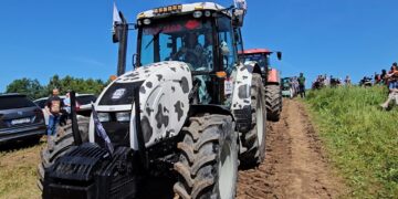 Ūkininkai Lietuvoje pirmą kartą surengė „Traktorių dakaro“ lenktynes