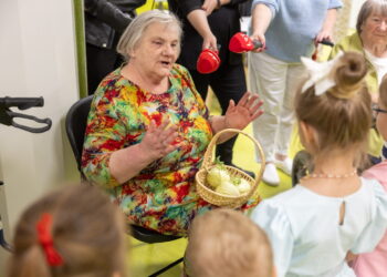 Širdį šildanti Vilniaus senjorų veikla – lankosi sostinės darželiuose ir seka pasakas vaikams