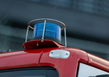 Ugniagesiai gelbėjo Elektrėnų mariose sugedusią baržą su žmonėmis