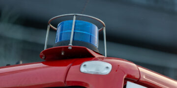 Ugniagesiai gelbėjo Elektrėnų mariose sugedusią baržą su žmonėmis