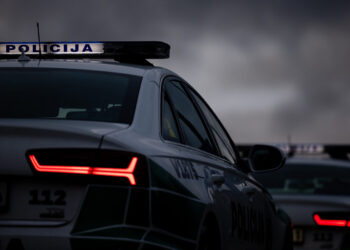 Neblaivus vairuotojas susidūrė su dviem automobiliais