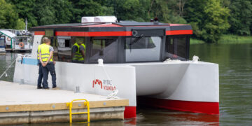 Nerimi jau kursuoja pirmasis laivas „Rytas“: vyksta badomieji plaukimai