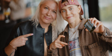 Naujausių flagmanų pristatymui nesutrukdė net lietus – žinomi svečiai rinkosi į technologijų šventę Vilniuje