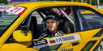 Kiek pinigų reikia norint varžytis „drifto“ varžybose: sumos prasideda nuo kelių tūkstančių eurų