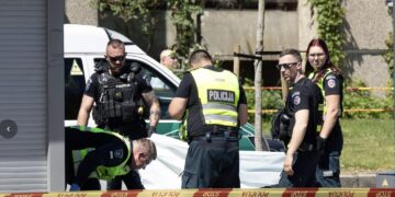 Vilniuje automobilis rėžėsi į stotelėje stovėjusias merginas – viena iš jų žuvo