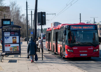 Sostinėje iš šaunamojo ginklo apgadinti 18-kos autobusų langų stiklai