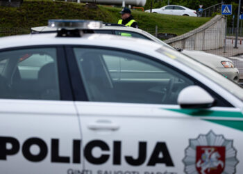 Vilniuje, prie daugiabučio, rastas, įtariama, pro langą iškritusio vyro kūnas