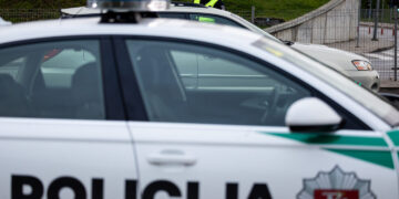 Vilniuje, prie daugiabučio, rastas, įtariama, pro langą iškritusio vyro kūnas