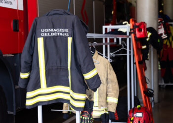 Vilniaus „Maximoje“, užsidegus kabeliams, iš pastato evakavosi 80 žmonių