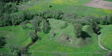 Prasideda Nemenčinės piliakalnio tvarkymo ir pritaikymo lankyti darbai